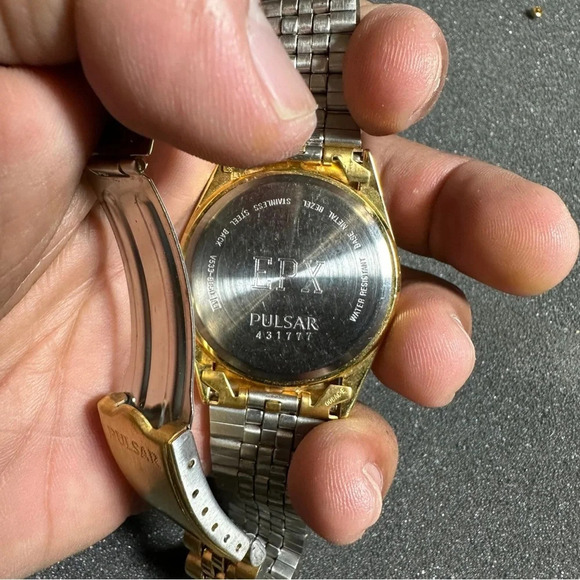 Vintage PULSAR Mens Quartz Watch Day Date Gold Tone Working V533-8B50 *READ* - Picture 6 of 10